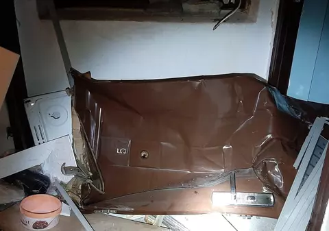 UPDATE | Explozie puternică într-un bloc de garsoniere din Tulcea. Patru locatari au fost răniți