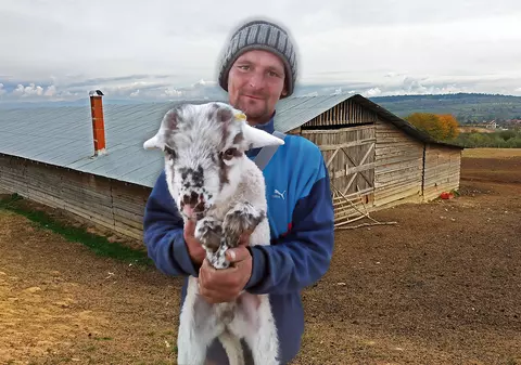 A fost descoperit mort după șapte ani de păstorit, dormit în grajd și abuzuri fizice. Povestea unui simplu cioban din Maramureș