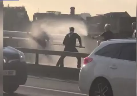Momentul în care atacatorul de pe London Bridge a fost oprit de cetățeni cu un extinctor