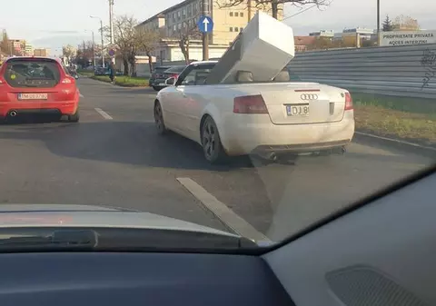 Frigider transportat cu decapotabila în Timișoara. Imaginea a devenit virală