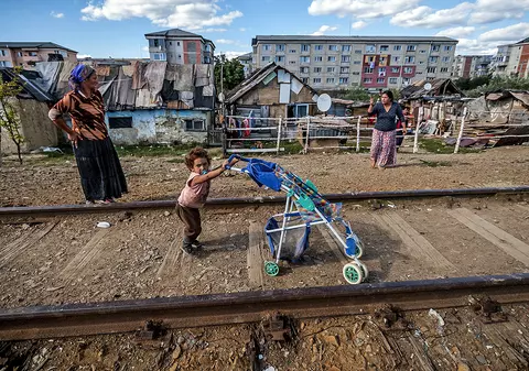 Iohannis, Dăncilă, romii și “novum”-ul | Problematica romilor apare pentru prima oară într-o campanie electorală