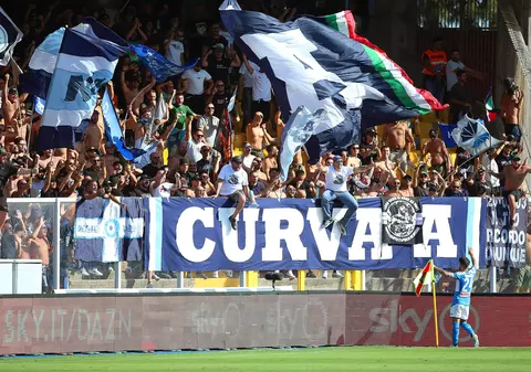 Fanii lui Napoli i-au spart mașina unui fotbalist și i-au furat sistemul de navigație. Președintele clubului italian le pregătește amenzi jucătorilor
