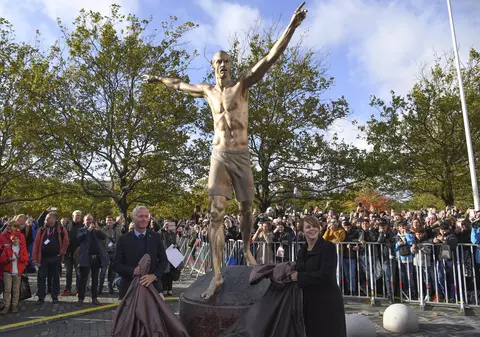 Fani vor să dea jos statuia lui Zlatan Ibrahimovici din Malmo. Suporterii i-au vandalizat și casa din Stockholm