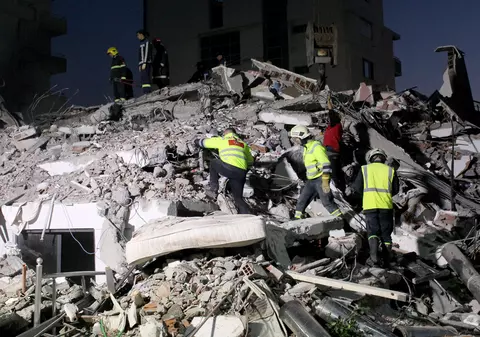 Cutremur devastator în Albania: 40 de morți și 658 de răniți. Momentul în care s-a produs seismul, surprins de camerele de supraveghere