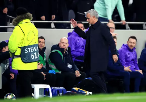 Jose Mourinho a felicitat un copil de mingi, la meciul Tottenham - Olympiakos. Ce a făcut puștiul