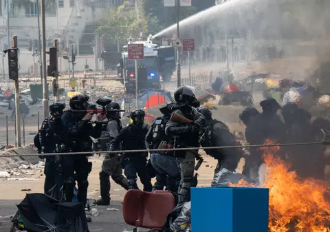 Scene de război în Hong Kong. Protestatarii, blocați într-un campus asediat de polițiști