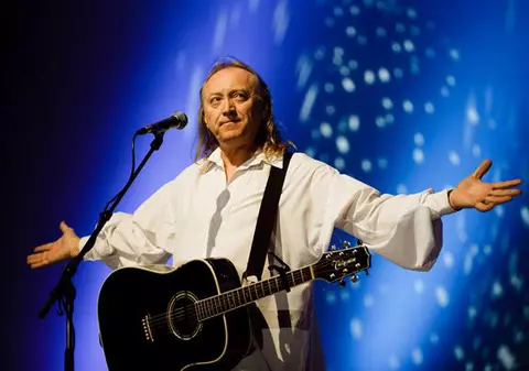 Adio, dar rămân cu tine! Vedetele trăiesc în occident pe bani ce-i fac în România