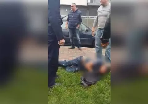 Un copil de 13 ani a înjunghiat un tânăr de 22 de ani în fața unui supermarket din București!