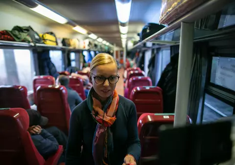 Ziua alegerilor prezidențiale văzută din trenul București-Timișoara. Andreea Archip ia pulsul electoratului trecând prin regiuni dominate de Dăncilă și Iohannis