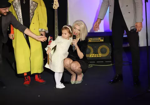 Ipostaze adorabile cu Andreea Bălan și fiica ei! Ella Maya a ridicat premiul pentru emisiunea "Te cunosc de undeva"