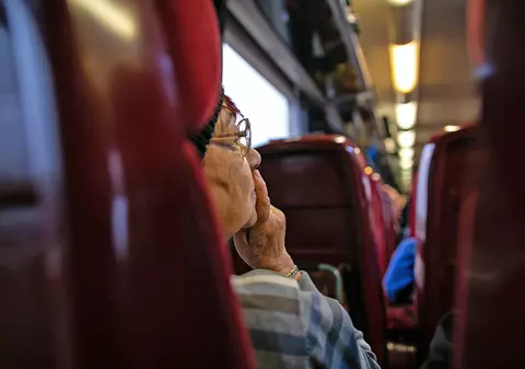 Am călătorit de la București la Timișoara în ziua alegerilor. România din tren e tristă și dezamăgită: „Noi o să fim de vină în ochii generațiilor viitoare”