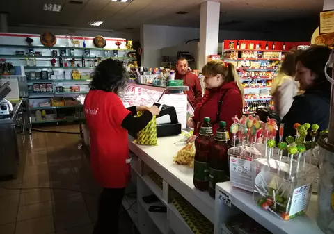 Micii comercianți vor ca magazinele de cartier să rămână deschise