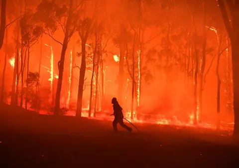 Incendii devastatoare în Australia. Orașul Sydney, învăluit într-o ceață toxică. Imagini dramatice