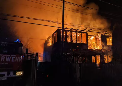 Patru case din Bistrița-Năsăud, distruse într-un incendiu devastator. 15 persoane au rămas pe drumuri