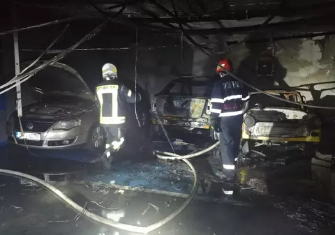 Incendiu în Sun Plaza |Șase persoane au ajuns la spital, după ce mai multe mașini au ars în parcarea subterană. Cum arată locul din care a izbucnit focul