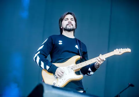 Reacția mamei cântărețului columbian Juanes când a auzit melodia fiului ei în avion