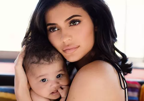 Răsfăț total pentru fetița lui Kylie Jenner. Are camera plină de jucării și accesorii de lux personalizate