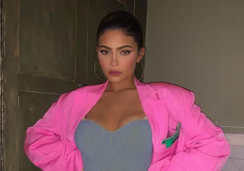 Kylie Jenner a vândut acțiuni de 600 de milioane de dolari din compania sa cosmetică