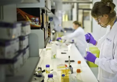 Primele rezultate ale autopsiilor celor trei decedați din blocul de la Timișoara. De ce nu s-au găsit, deocamdată, urme din „substanța morții”