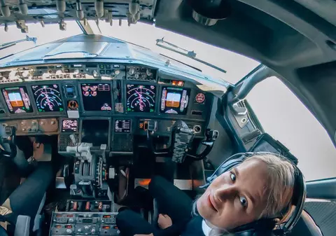 Cum arată femeia-pilot din Suedia cu 500.000 de urmăritori pe Instagram
