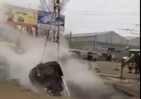 Doi bărbați au murit după ce au căzut cu mașina într-o groapă cu apă clocotită