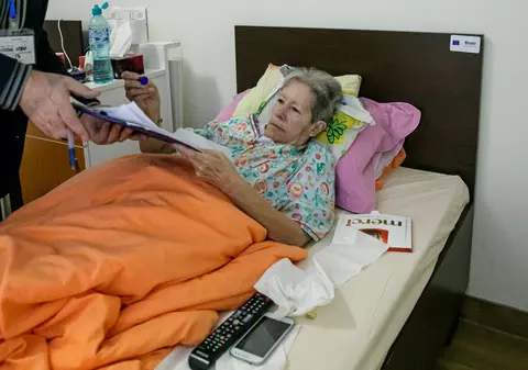 „No vote for old men”. Cum s-au înfruntat polițiștii și asistenții sociali pe discernământul votanților la un cămin de bătrâni din București