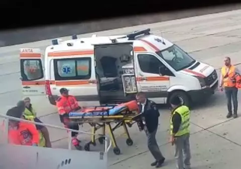 Incident la bordul unui avion care zbura spre România. A fost solicitat echipajul medical la aterizare