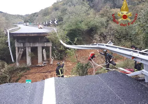 Ploi torențiale cu efecte devastatoare în Italia: porțiuni de drumuri prăbușite, sute de oameni evacuați