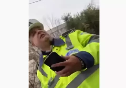 VIDEO | Un polițist a refuzat să se legitimeze în fața Poliției Rutiere și și-a sunat șeful! „Nu vă dau, mă, nimic!”