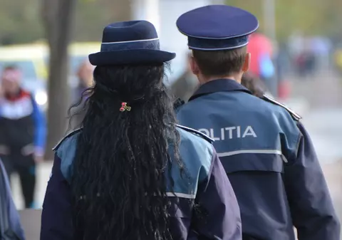 Falsă polițistă din Suceava, arestată după ce a păcălit zeci de persoane. Tânăra le promitea oamenilor că îi ajută în problemele cu legea