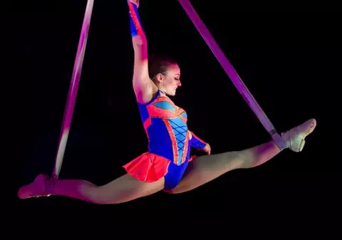 O acrobată a căzut de la înălțime, după ce piciorul i-a alunecat din „hamul” pe care-l folosea