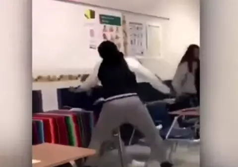 VIDEO | O profesoară a fost arestată după ce a bătut o elevă! Școala unde preda a concediat-o imediat