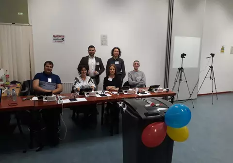 Românii din Olanda votează tot în pubele de gunoi. Acum, și cu baloane tricolore! Ambasada României: "În Olanda se folosesc astfel de dispozitive pe post de urne de vot și nimeni nu ridică din sprâncene"