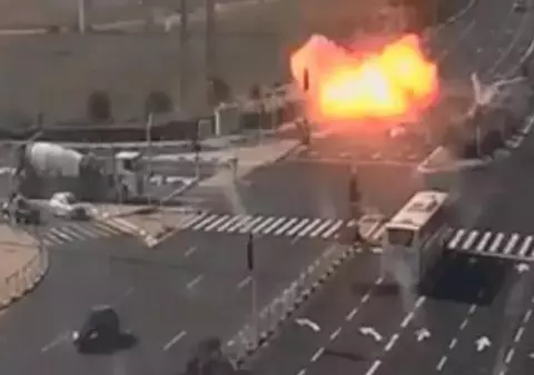 VIDEO | Momentul în care o rachetă lansată din Gaza lovește o autostradă de lângă Tel Aviv, surprins de camerele de supraveghere