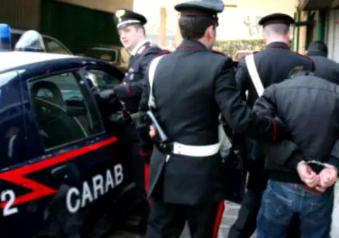 Un român a fost arestat în Italia după ce a citit Biblia pe șinele de tren și a întrerupt circulația feroviară