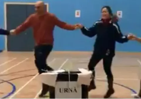 VIDEO | Românii din diaspora au dansat hora în jurul urnei la o secție din Londra