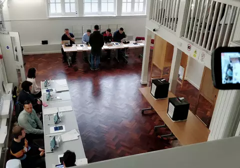 Un român care n-a putut vota din cauza cozii în 2014 la Londra: "Acum a durat 30 de secunde! Pentru prima oară din 2009 încoace am crezut că votez în România"