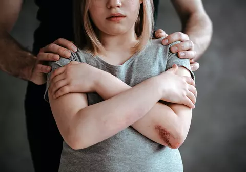Ce apărări mai găsesc judecătorii pentru violatori: vânătăile nu erau de la constrângerea fizică, ci de la faptul că actul sexual s-a petrecut în mașină!