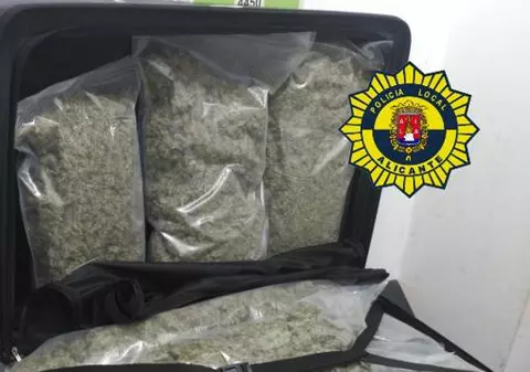Un român a fost prins cu o geantă cu 7,7 kilograme de marijuana. Se plimba cu autobuzul când a fost găsit de polițiști!