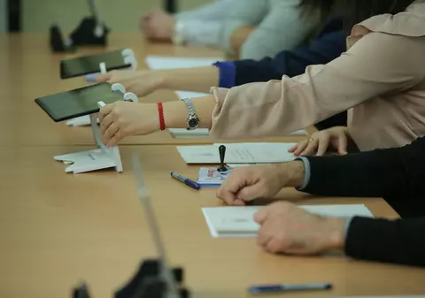 Care este numărul total al alegătorilor care pot vota la alegerile prezidențiale. Aproape 4.000 dintre ei au peste 100 de ani