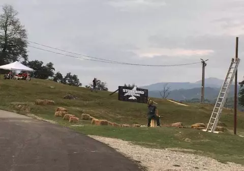Sătenii din Corbi i-au făcut plângere primarului că le-a asfaltat o uliță în sat. Motivul incredibil pentru care au recurs la acest gest