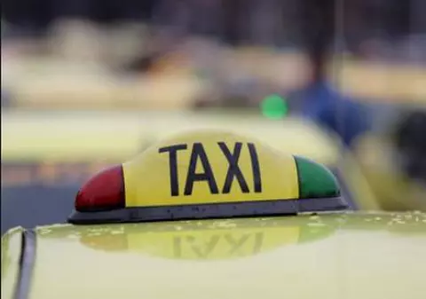 Taximetrist bătut de trei clienți la Galați. L-au amenințat cu pistolul și i-au furat mașina