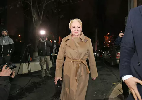 Viorica Dăncilă, fotografii cu fanii într-un magazin din Ploiești. Cum a fost surprinsă