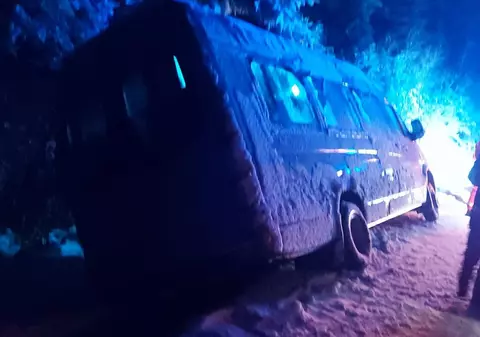 Microbuz cu sportivi, răsturnat în zona de munte a județului Vrancea. În zonă ninge abundent