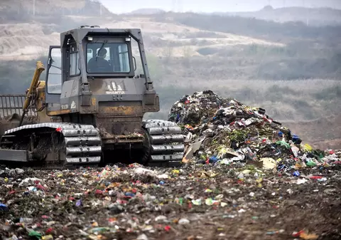 China, sufocată de povara propriilor gunoaie. Cea mai mare groapă de deșeuri s-a umplut cu 25 de ani mai devreme