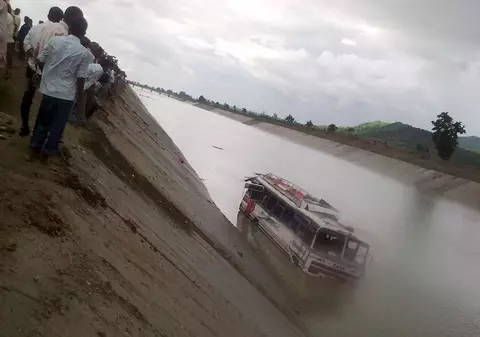 Accident grav în Nepal: 17 oameni, printre care 7 copii, au murit după ce autobuzul în care se aflau a plonjat într-un râu