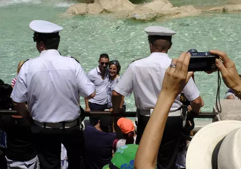 Interzis la aruncat monede în Fontana di Trevi! Măsură extremă pentru a proteja monumentul