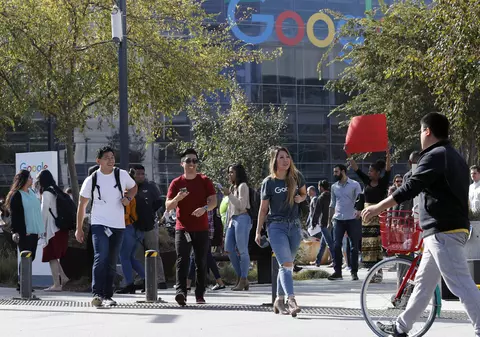 Google, acuzată că îi ”zdrobește” pe angajații care o critică