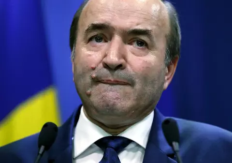 Amenda unui protestatar, anulată de judecători. Motivare: ”Mesajul ”Tudorel, slugă model” se încadrează în limitele libertății de exprimare”