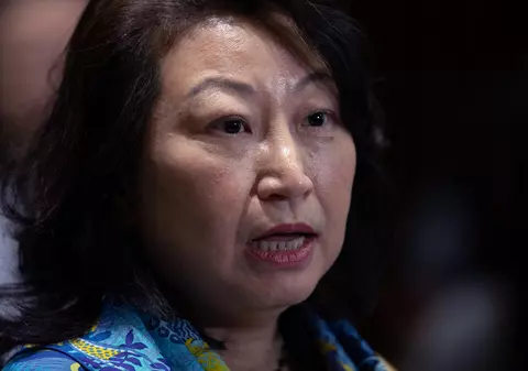 Momentul în care ministrul Justiției din Hong Kong cade printre protestatari. A fost deschisă o anchetă